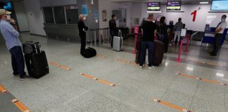 Έως το τέλος Μαΐου παρατείνεται η καραντίνα 14 ημερών όσων φτάνουν στην Ελλάδα αεροπορικώς