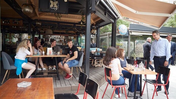 Βόλτα Μητσοτάκη στην αγορά του Πειραιά – H κουβέντα με επιχειρηματίες και θαμώνες καταστημάτων