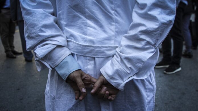 Τα πολλά πρόσωπα του ψευτογιατρού: Θρήσκος, διάσημος και σύζυγος γόνου εφοπλιστικής οικογένειας