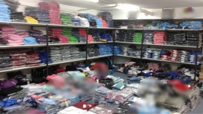 «Μαϊμού» ρούχα αξίας χιλιάδων ευρώ σε αποθήκη στην Κάτω Αχαΐα – Τρεις συλλήψεις