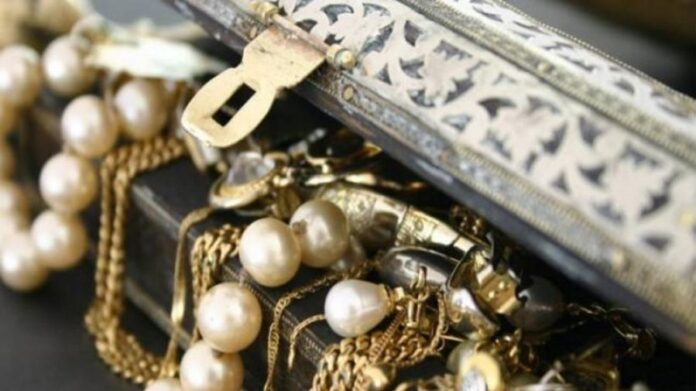 Κοζάνη: Προσποιήθηκαν τους πελάτες και άρπαξαν κοσμήματα αξίας 4.000 ευρώ!