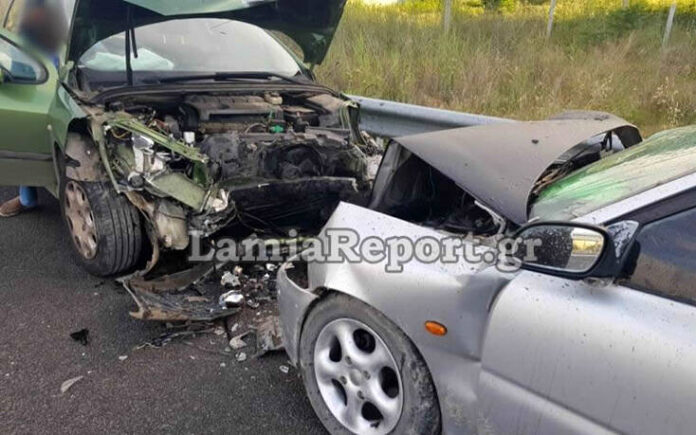 Σφοδρή μετωπική σύγκρουση οχημάτων με δύο τραυματίες στη Λαμία – (ΦΩΤΟ)