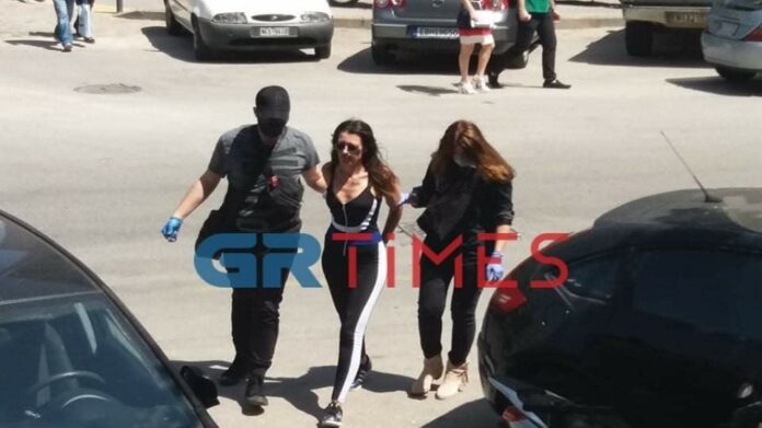 Η στιγμή που πετά νερό στον Χαρδαλιά η «παρουσιάστρια» – (VIDEO)