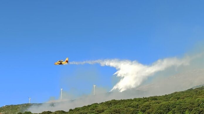 Μαίνεται η φωτιά στην Κεφαλονιά – Δεν απειλεί κατοικημένη περιοχή