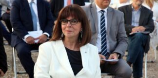 Νοσηλευτές, ντελιβεράδες, οδοκαθαριστές και υπάλληλοι σούπερμαρκετ οι καλεσμένοι της Σακελλαροπούλου στη δεξίωση στο προεδρικό