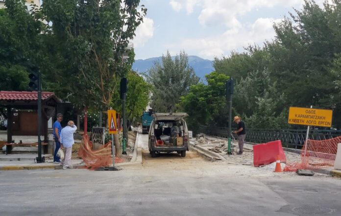 Φωτεινοί σηματοδότες στην Καραμπατζάκη