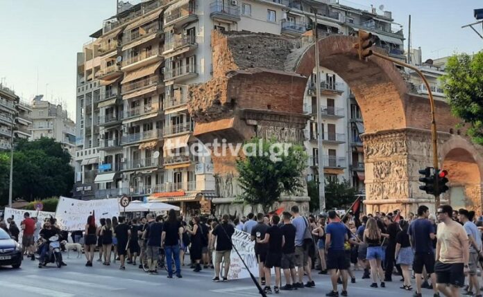 Πορεία αντιεξουσιαστών στο κέντρο της Θεσσαλονίκης ενάντια στο νομοσχέδιο για τις διαδηλώσεις