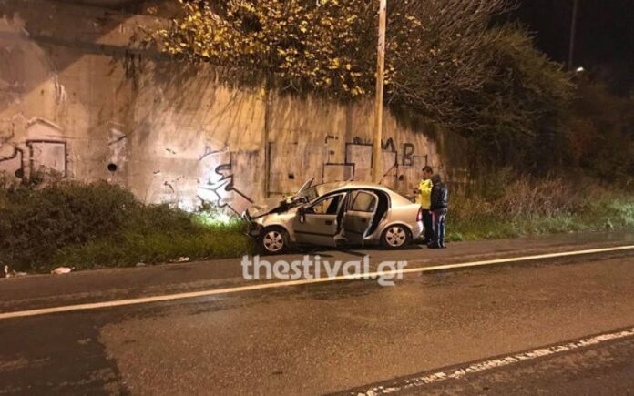 Θεσσαλονίκη: ΙΧ βγήκε από τον δρόμο και έπεσε σε μεταλλική κολόνα φωτισμού- Ένας σοβαρά τραυματίας