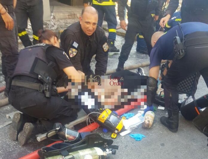 Δραματική διάσωση εγκλωβισμένης στην πυρκαγιά του Πειραιά