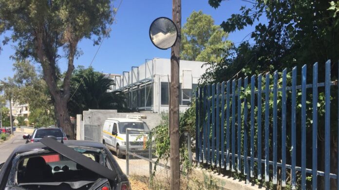 Δέντρο πλάκωσε αυτοκίνητο στο Μαρούσι εξαιτίας των ισχυρών ανέμων