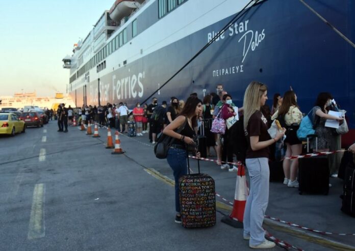 Ουρές ταξιδιωτών στο λιμάνι του Πειραιά: Αναχωρούν οι αδειούχοι του Αυγούστου