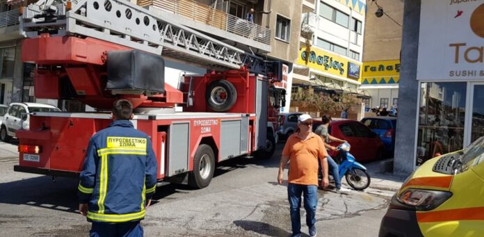 Φωτιά στο κέντρο της Αθήνας: Παραλίγο τραγωδία στην οδό Λουκάρεως (Video)