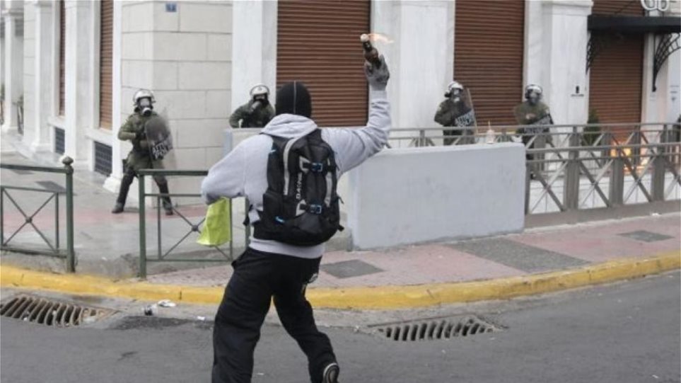 ASTYNOMIA_PORIA_SYNTAGMA_EPISODIA_MOLOTOF_