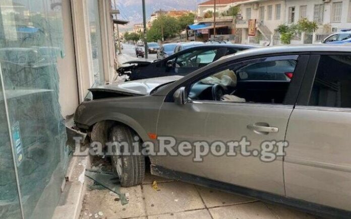 Λαμία: Αυτοκίνητο έπεσε σε παρκαρισμένο όχημα και κατέληξαν σε βιτρίνα καταστήματος – (ΦΩΤΟ)