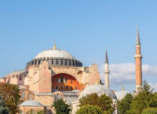 Κωνσταντινούπολη: Τους έκλεισαν φυλακή γιατί σήκωσαν την Ελληνική σημαία μέσα στην Αγία Σοφία! Το σκεπτικό του δικαστηρίου και η σύλληψη σε ξενοδοχείο