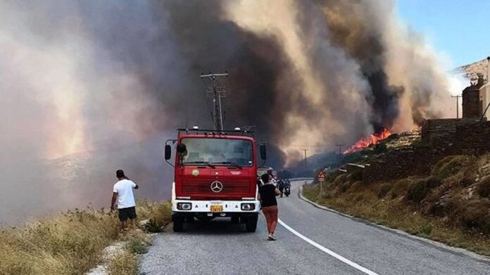 Φωτιά στην Άνδρο – Ενισχύονται οι πυροσβεστικές δυνάμεις – Σε ετοιμότητα για εκκένωση δύο οικισμοί