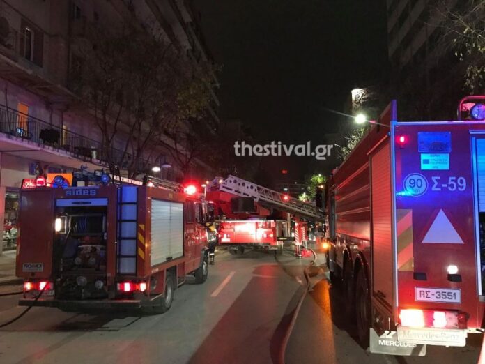 Στις φλόγες αυτοκίνητο σε συνεργείο τα ξημερώματα στο κέντρο της Θεσσαλονίκης