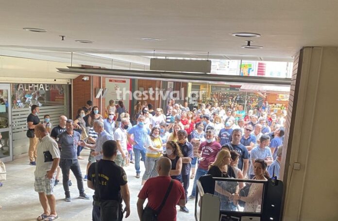 Θεσσαλονίκη: Νέες εικόνες συνωστισμού στο προξενείο της Αλβανίας (ΦΩΤΟ)