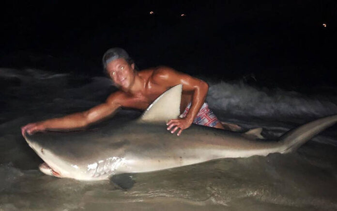 Φοιτητής έπιασε καρχαρία 181 κιλών ανοιχτά της ακτής του Λονγκ Άιλαντ