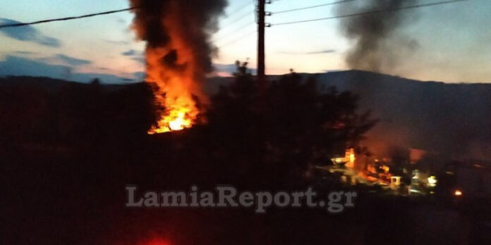 Φωτιά και εκρήξεις σε αποθήκη με σίδερα στην Φθιώτιδα (VIDEO)