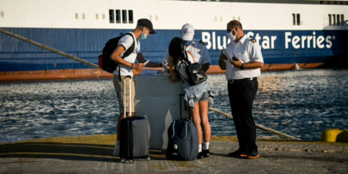 Εγκαταλείπουν την Αθήνα οι αδειούχοι του Ιουλίου -Αυξημένη κίνηση στο λιμάνι του Πειραιά