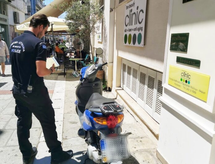 Πρόστιμα σε μοτοσυκλέτες και μοτοποδήλατα σταθμευμένα σε πεζόδρομους (ΦΩΤΟ)