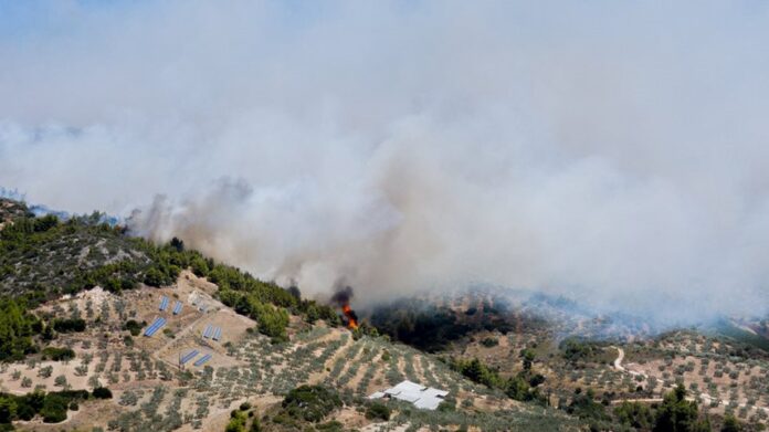 Ανεξέλεγκτη η φωτιά στην Κορινθία – Θρίλερ με την εκκένωση του Σοφικού