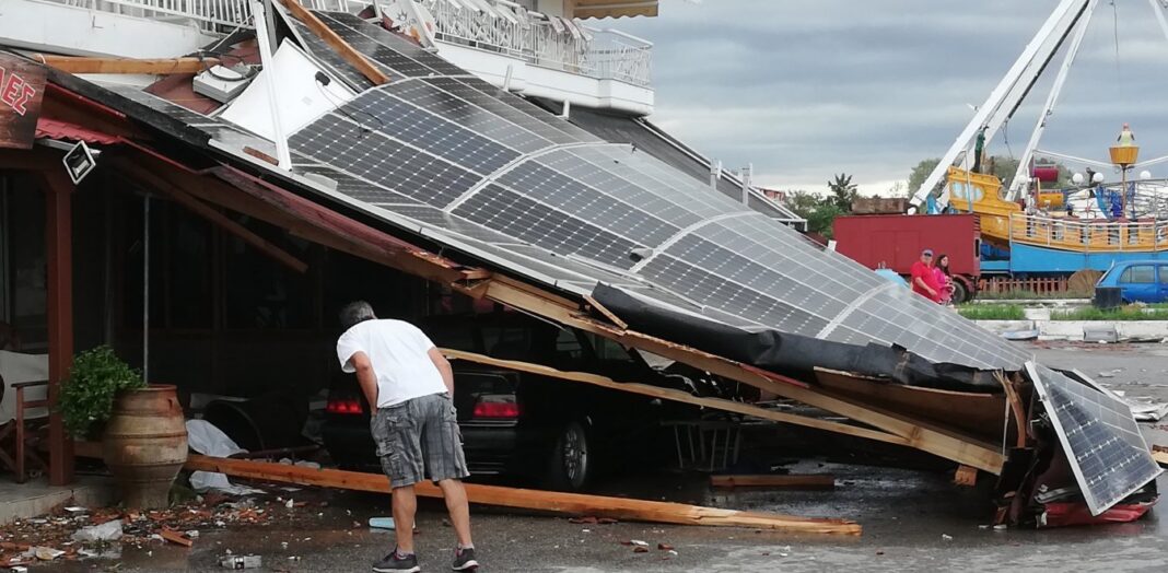 to_magazi_ayto_itan_eytyhos_kleisto_ti_moiraia_nyhta_otan_kataplakothike_apo_stegi_me_fotoboltaika_0