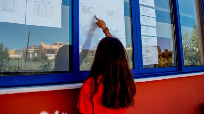 Πανελλαδικές: Σχεδόν οι μισοί μαθητές έπεσαν κάτω από τη βάση – Αναμένεται «γκρέμισμα» των βάσεων