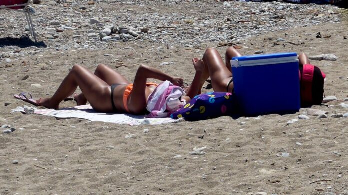 Καιρός για παραλία σήμερα με 38αρια – Έρχεται καύσωνας όλη την εβδομάδα που ξεκινά