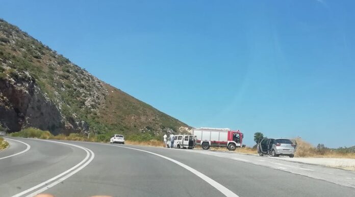 Φωτιά σε βαν εν κινήσει στον ΒΟΑΚ (Φωτο)