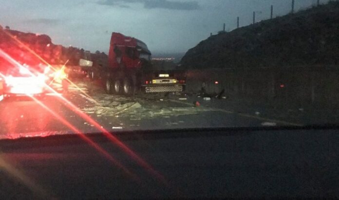Νταλίκα δίπλωσε στην Εγνατία Οδό στο ύψος της Βέροιας (ΦΩΤΟ)