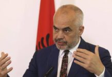 Αλβανία: Διαδηλωτές γκρεμίζουν φράχτες εργοταξίων – Οργή για το τουριστικό σχέδιο του γαμπρού του Τραμπ