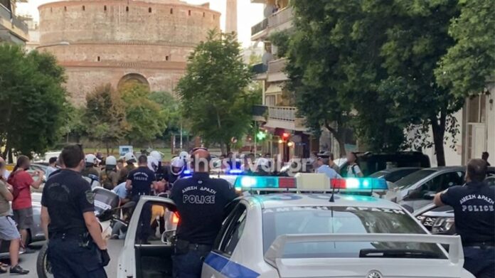 Θεσσαλονίκη: Κούρδοι διαδηλωτές έκαψαν αφίσα με το πρόσωπο του Ερντογάν-VIDEO