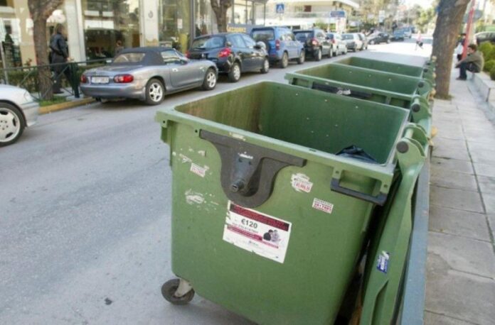 «Φύλαξαν» χιλιάδες ευρώ σε παλιόρουχα και κατέληξαν στα σκουπίδια!