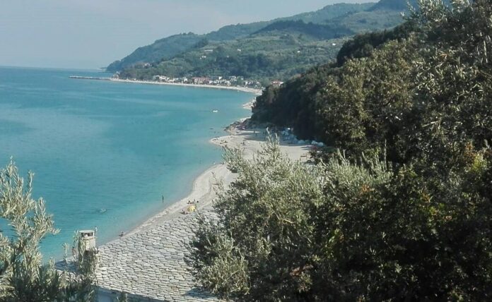 Επιχείρηση για τον απεγκλωβισμό τραυματία στην Παρίσαινα