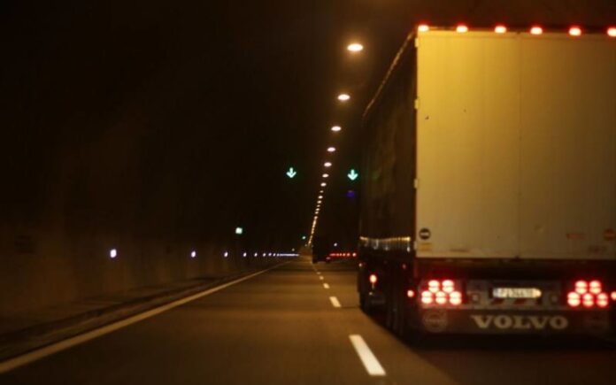 Εκτροπή νταλίκας στην Αθηνών-Λαμίας: Έκλεισε η εθνική οδός