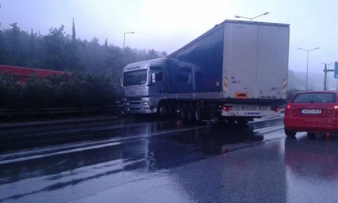 ΠΡΙΝ ΛΙΓΟ στη Θεσσαλονίκη: Δίπλωσε νταλίκα στην Περιφερειακή Οδό