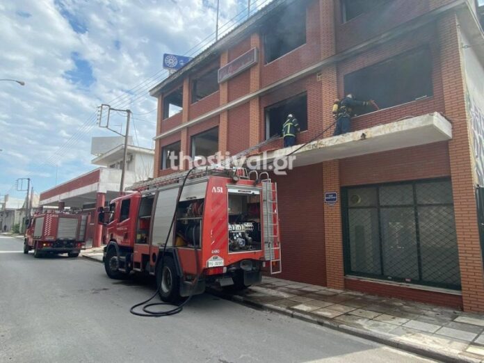 Φωτιά σε εγκαταλελειμμένο κτήριο στο Κορδελιό (ΦΩΤΟ)