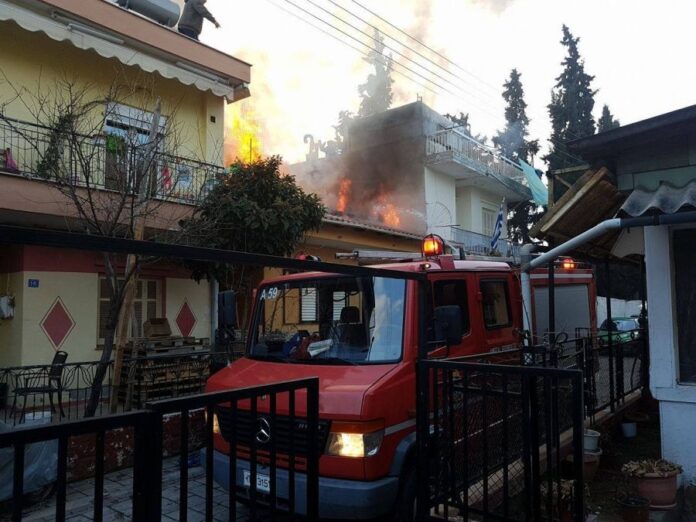 Φωτιά σε ταράτσα διώροφης οικίας στην Πολίχνη Θεσσαλονίκης