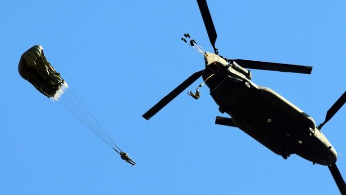 Η εντυπωσιακή εκπαίδευση των νέων αλεξιπτωτιστών του Στρατού – ΦΩΤΟ – VIDEO