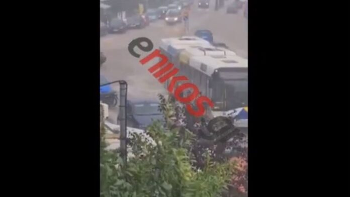 Κακοκαιρία: Ποτάμια οι δρόμοι στη Βάρκιζα (Video)