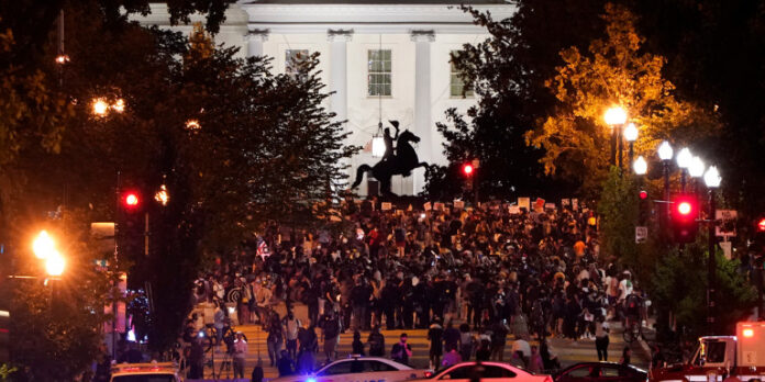 «Αφρισε» ο Τραμπ: «Αλήτες» οι διαδηλωτές κατά του ρατσισμού στην Ουάσιγκτον (VIDEO)