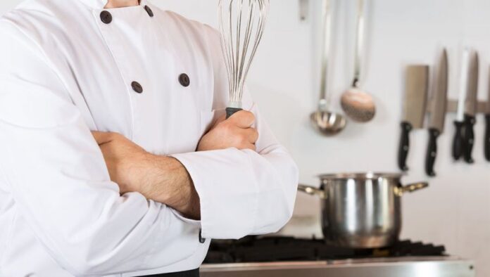 Ηράκλειο: Ανοίγουν κλειστά στόματα για τον ξυλοδαρμό του μάγειρα στην κουζίνα του εστιατορίου από το αφεντικό του