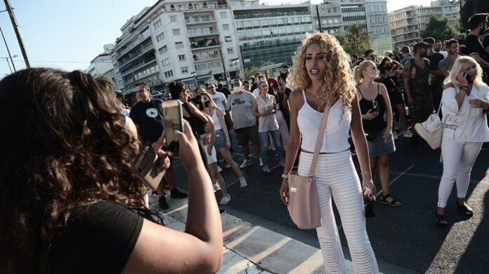 Διαμαρτυρία έξω από τη Βουλή για το κλείσιμο των νυχτερινών κέντρων τα μεσάνυχτα – (ΦΩΤΟ)