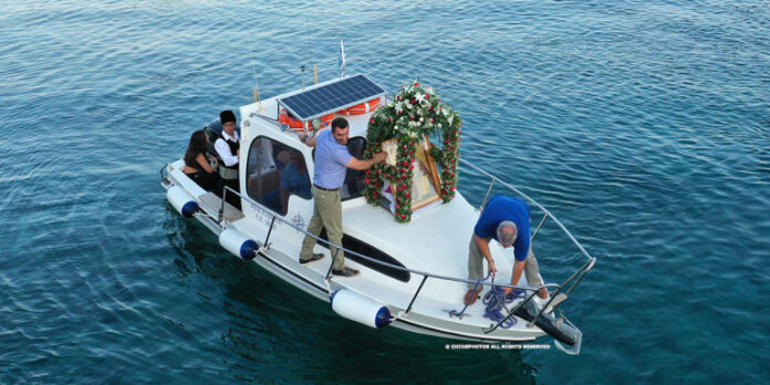 Χίος: Η εντυπωσιακή περιφορά της εικόνας του Αγίου Αιμιλιανού… με βάρκες (ΦΩΤΟ-VIDEO)