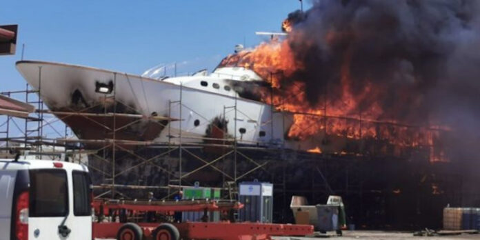Σύρος: Φωτιά σε θαλαμηγό που επισκευαζόταν στο ναυπηγείο – Εγινε στάχτη σε λίγα λεπτά (ΦΩΤΟ)