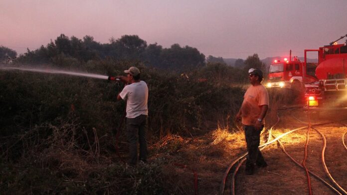 Φωτιά στη Δυτική Μάνη – Εισηγήσεις για εκκένωση του οικισμού Καλύβια