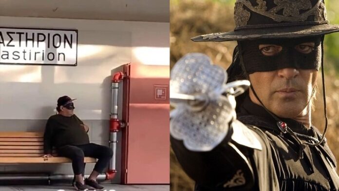 Τύπος περίμενε τον Ηλεκτρικό στο Μοναστηράκι με μάσκα Ζορό (ΦΩΤΟ)