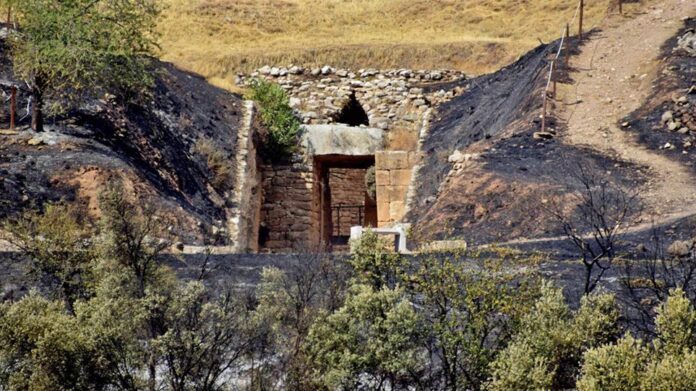 Εικόνες σοκ από τη φωτιά στις Μυκήνες – Οι φλόγες πέρασαν μέσα από τον αρχαιολογικό χώρο
